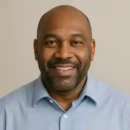 Portrait of Michael O’Connor, an Australian player from Perth, reviewing SkyCrown Casino AU with focus on PayID deposits, pokies, and safe gambling.